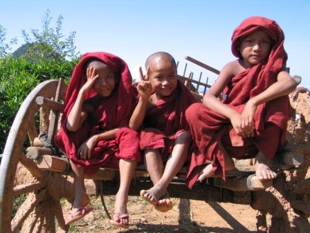 Zwischen Ernst und Hoffnung – junge burmesische Mönche. Foto: Ewa Lewicka