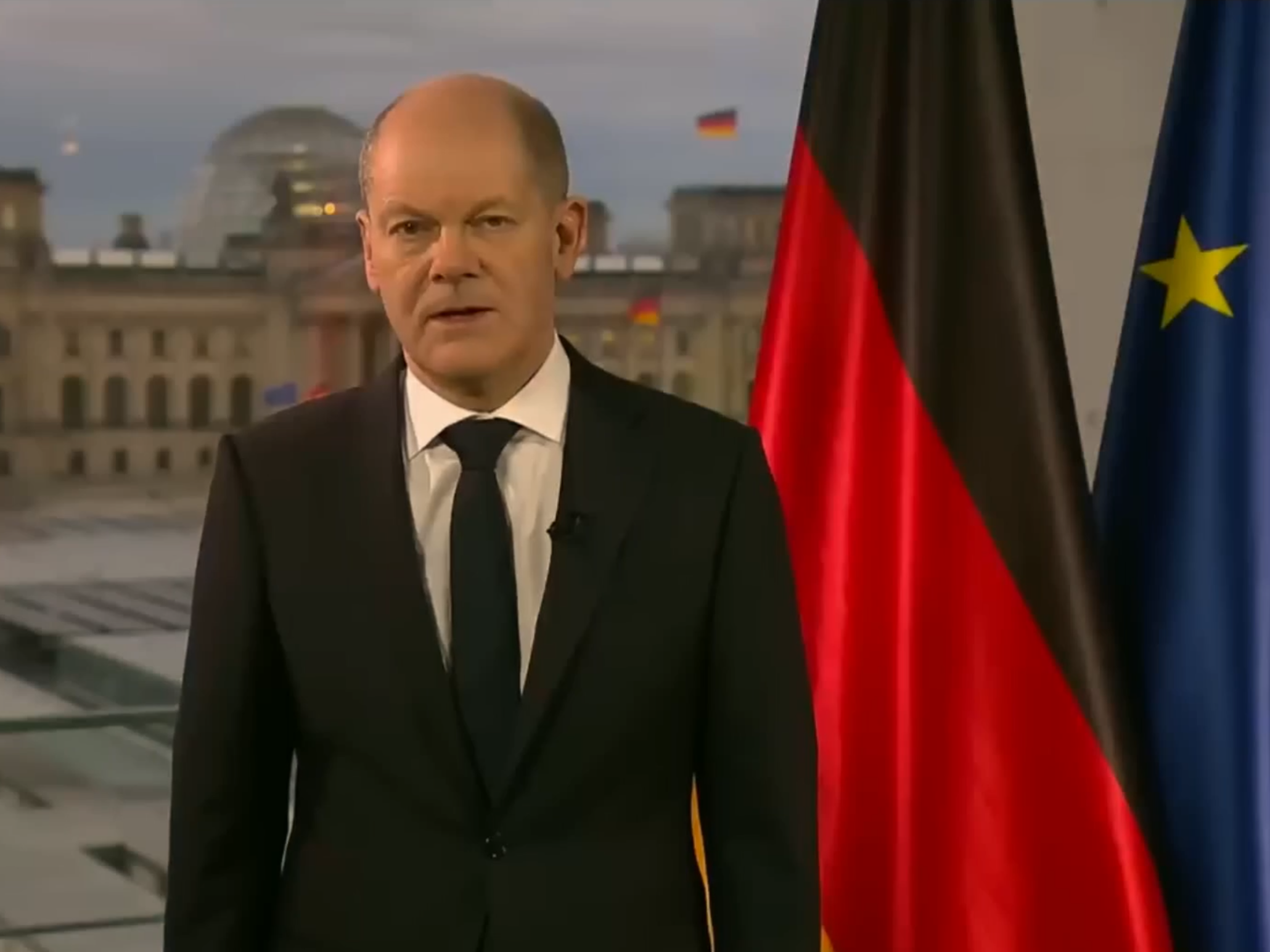 Ein Fake von Bundeskanzler Scholz hält eine Rede